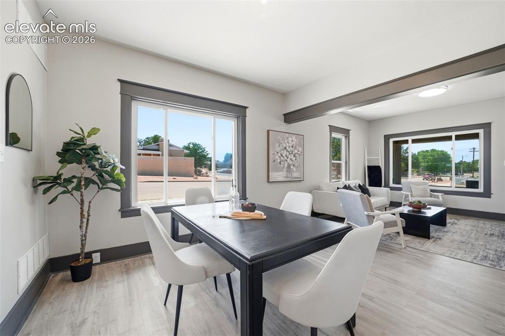 Image 11 of 50: Dining Area
