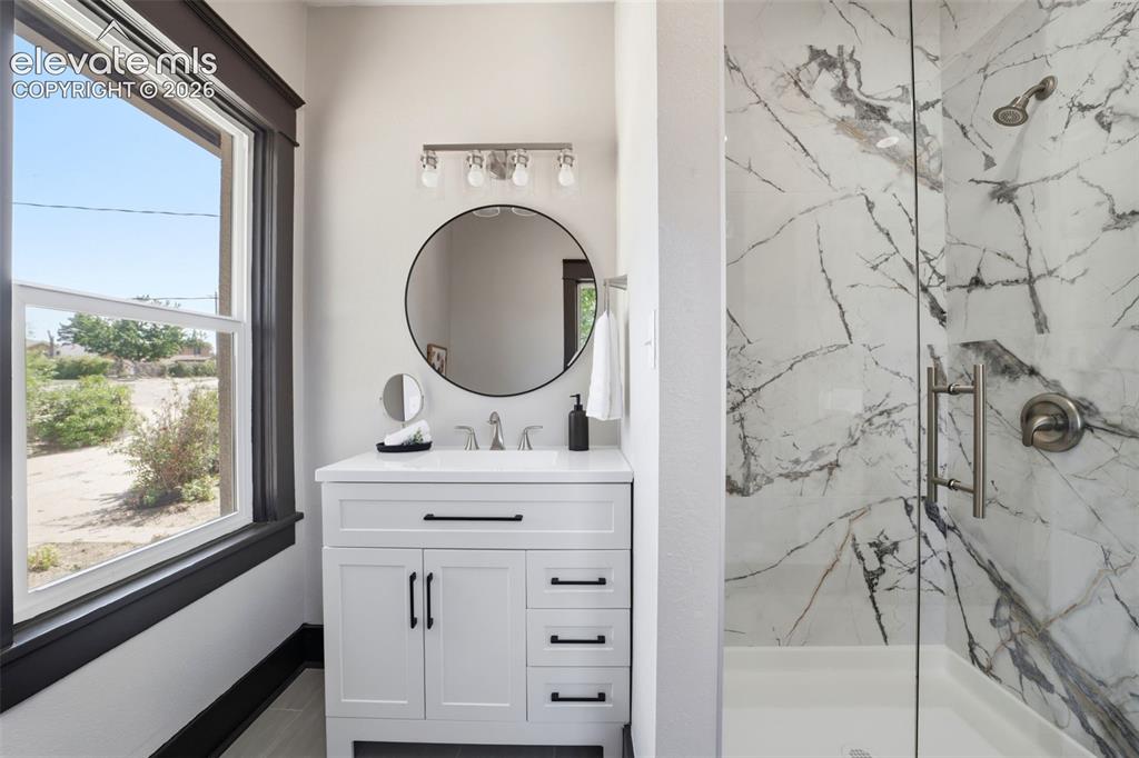 Image 19 of 50: Bathroom