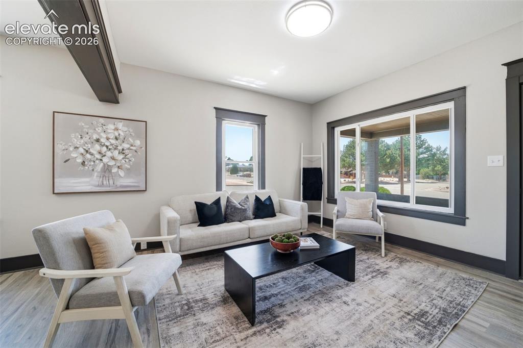 Image 8 of 50: Living Room