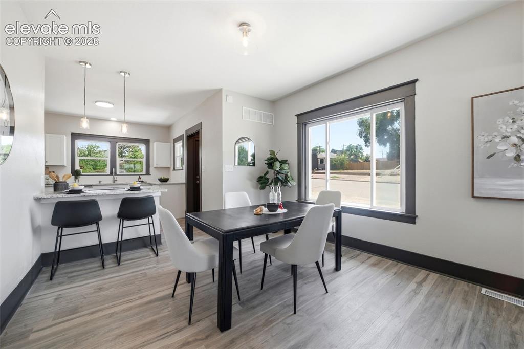 Image 9 of 50: Dining Area