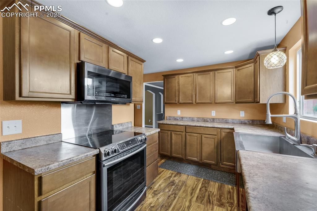 Image 13 of 48: Kitchen