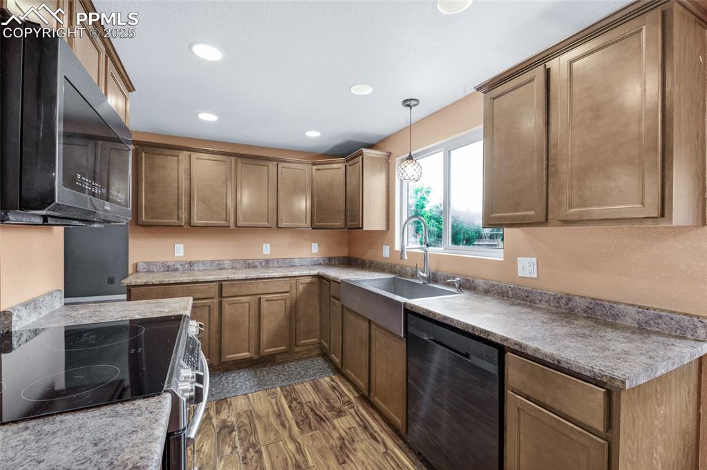 Image 14 of 48: Kitchen