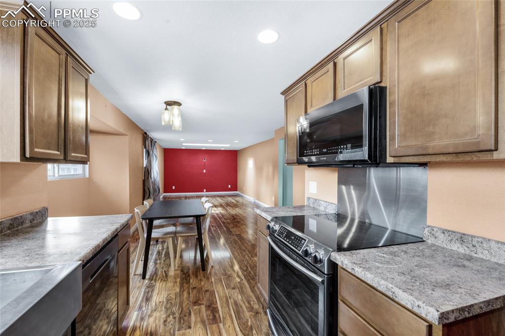 Image 15 of 48: Kitchen
