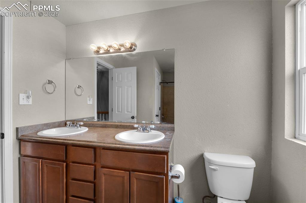 Image 35 of 48: Bathroom