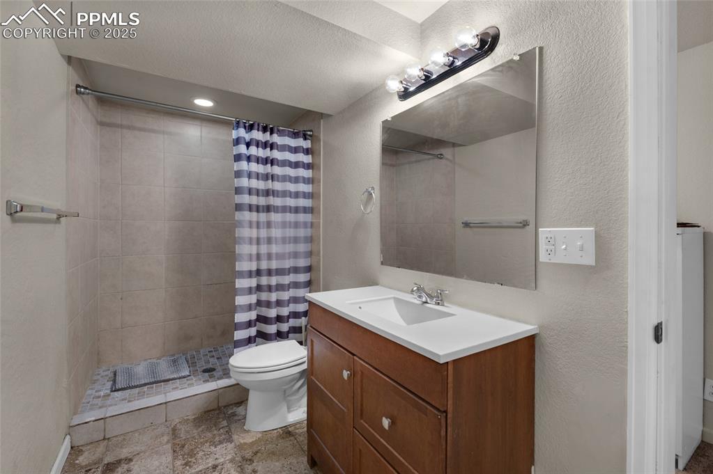 Image 40 of 48: Bathroom