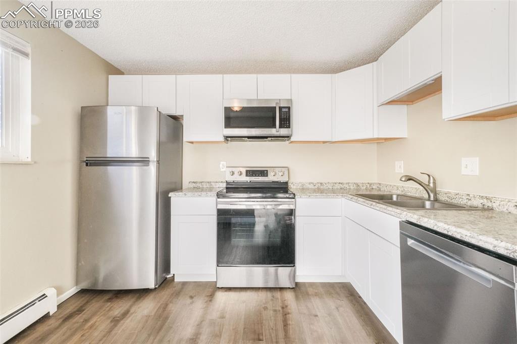 Image 10 of 50: Kitchen