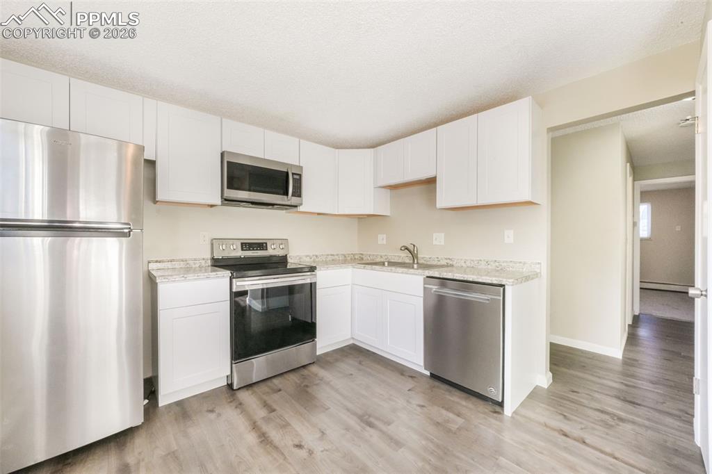 Image 12 of 50: Kitchen