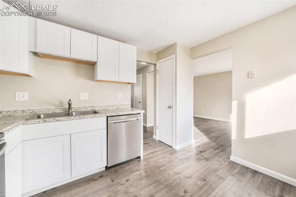 Image 15 of 50: Kitchen