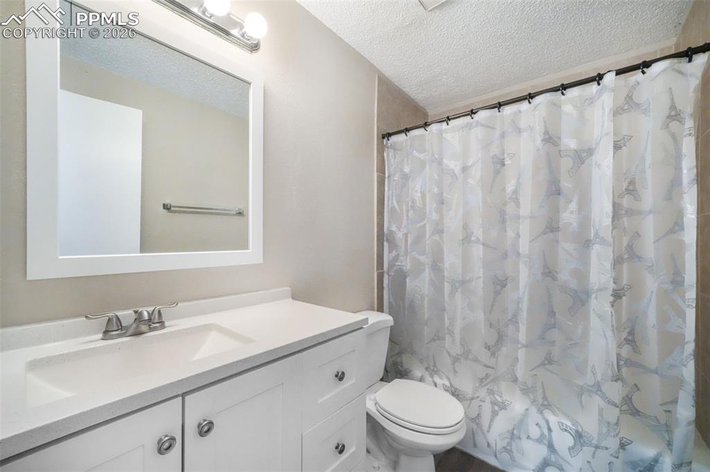 Image 25 of 50: Bathroom