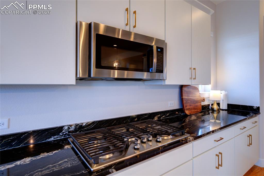 Image 12 of 50: Kitchen