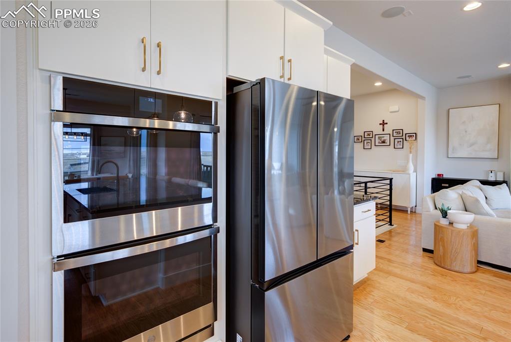 Image 13 of 50: Kitchen