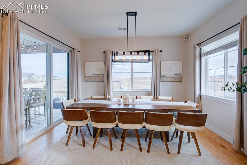 Image 14 of 50: Dining Area