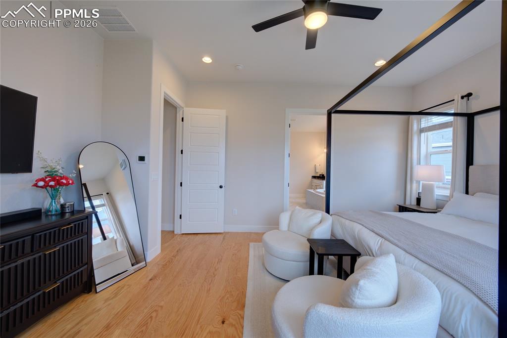 Image 18 of 50: Bedroom