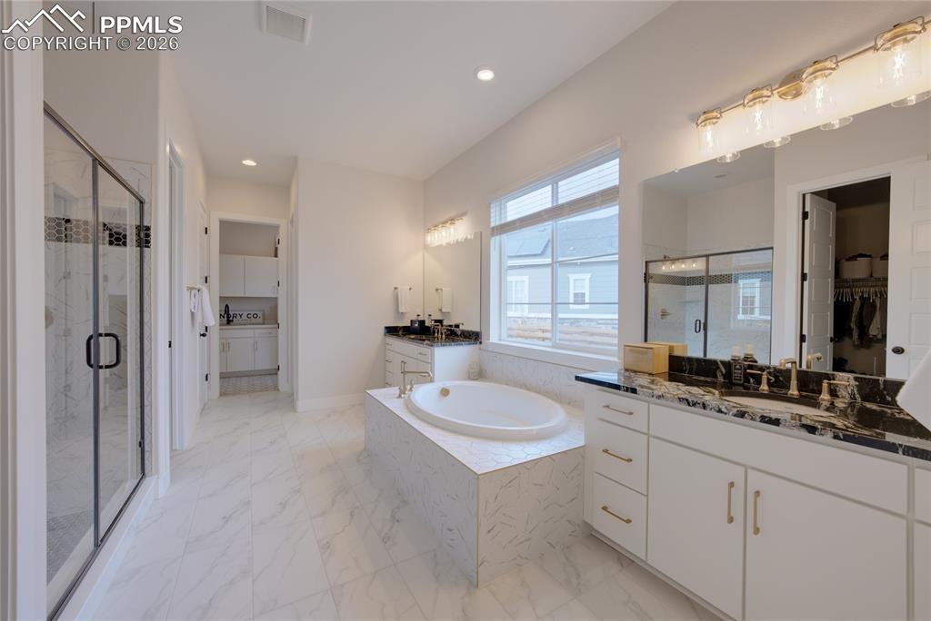 Image 19 of 50: Bathroom