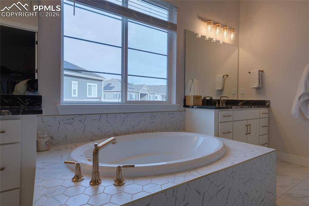 Image 21 of 50: Bathroom