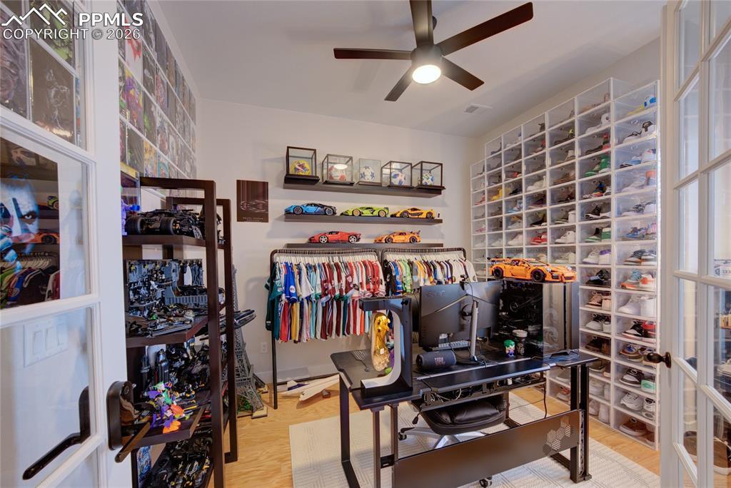 Image 23 of 50: Office