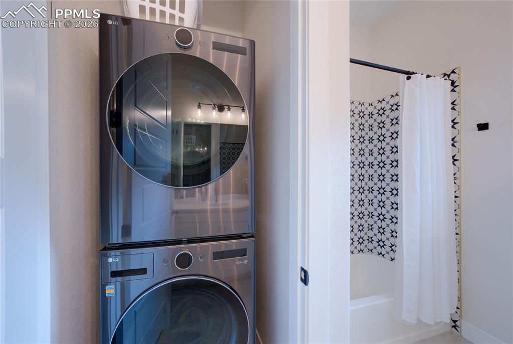 Image 27 of 50: Laundry