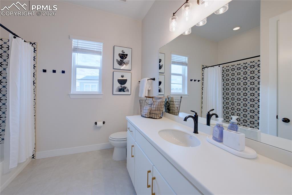 Image 28 of 50: Bathroom