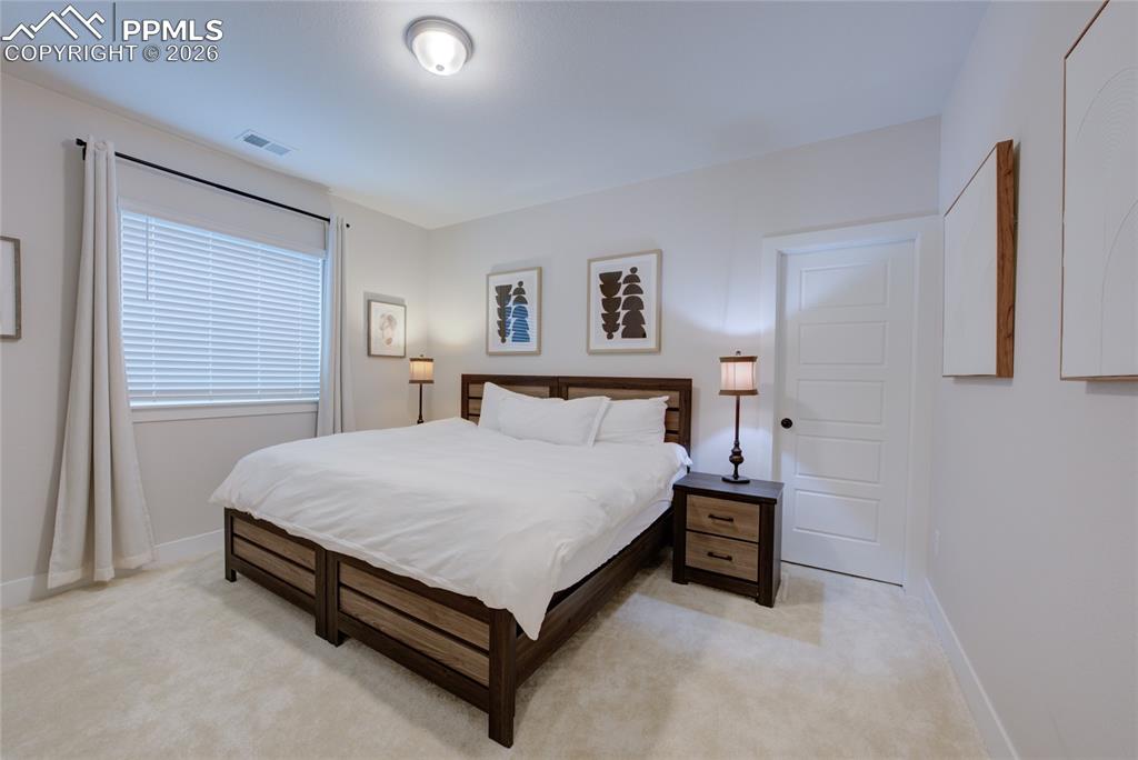 Image 38 of 50: Bedroom