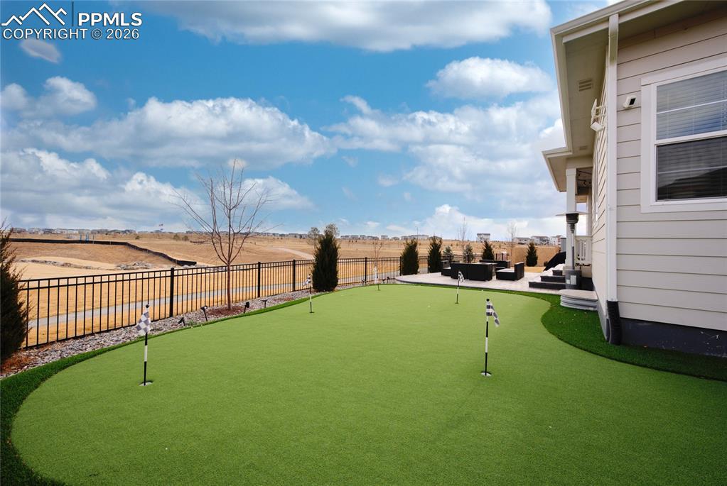 Image 45 of 50: Yard