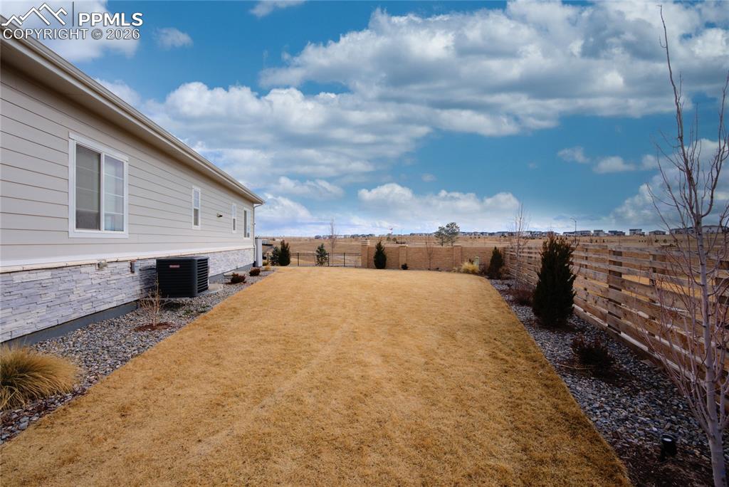 Image 47 of 50: Yard