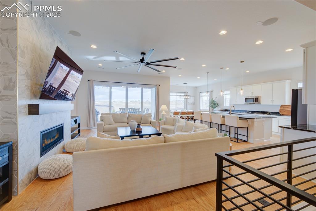 Image 5 of 50: Living Room