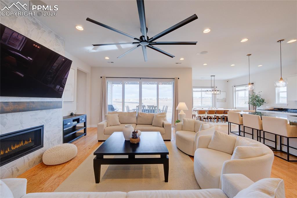 Image 6 of 50: Living Room