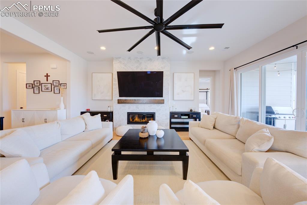 Image 7 of 50: Living Room