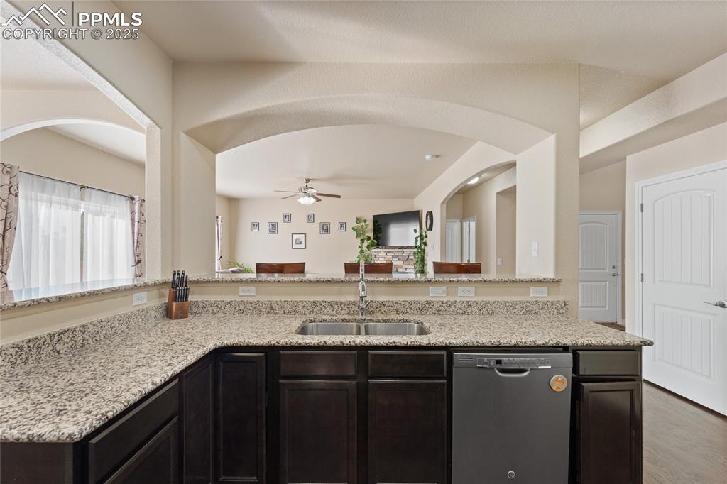 Image 14 of 38: Kitchen with breakfast bar