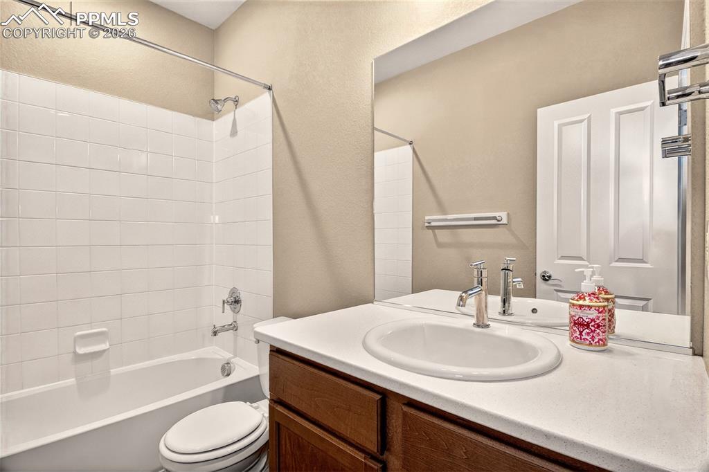 Image 7 of 41: Full bath located on main level.