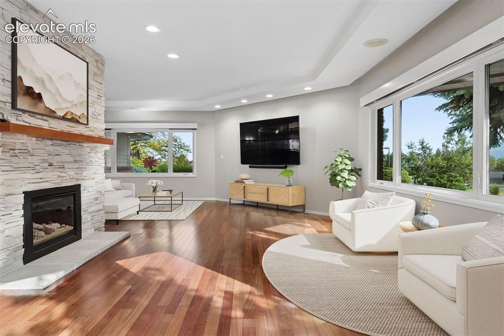 Image 16 of 49: Living Room