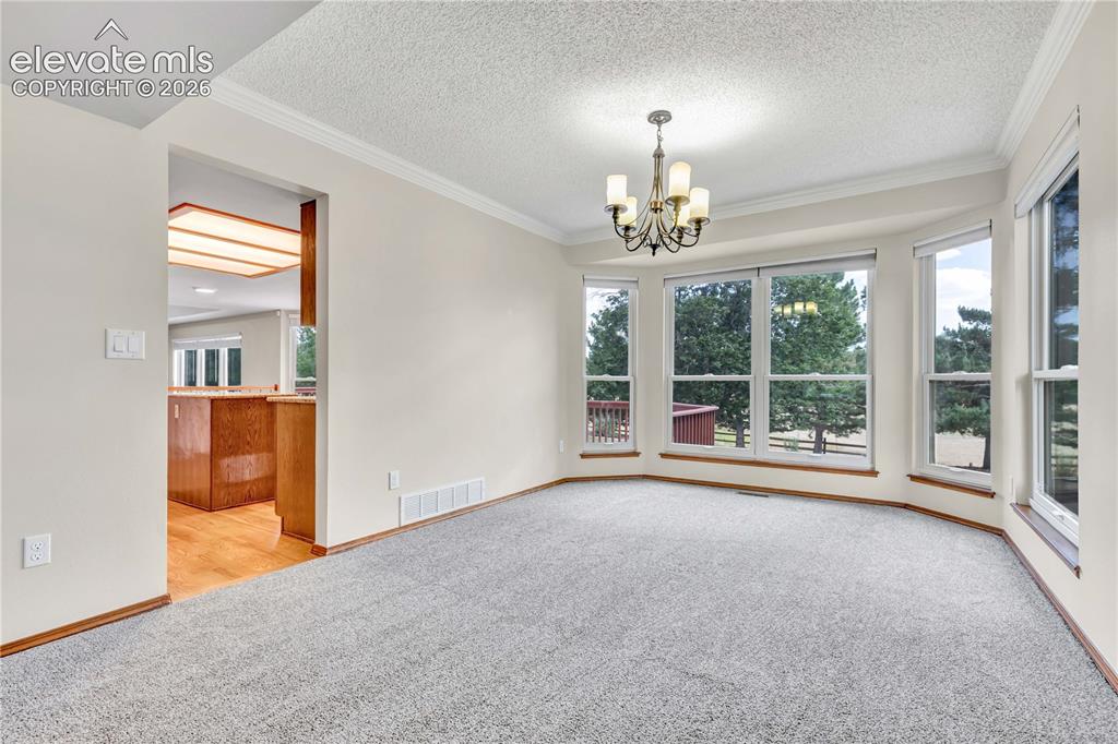 Image 18 of 46: Dining Area