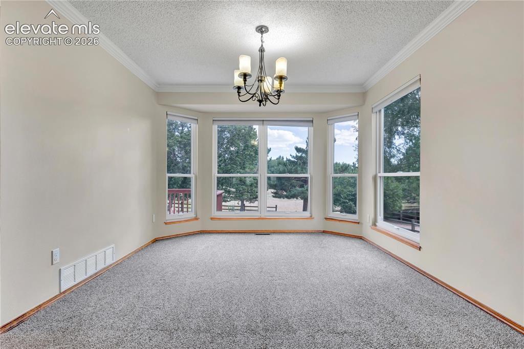 Image 19 of 46: Dining Area
