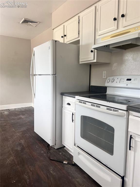 Image 3 of 17: Kitchen