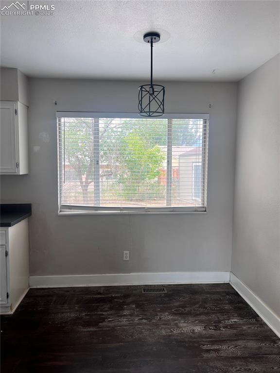 Image 5 of 17: Dining Area