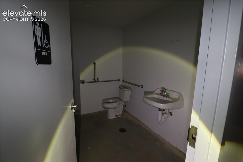 Image 24 of 38: Bathroom
