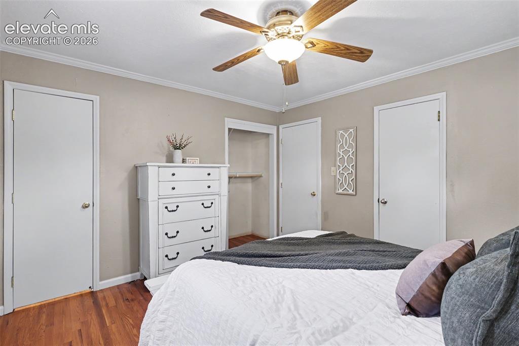 Image 18 of 36: Bedroom