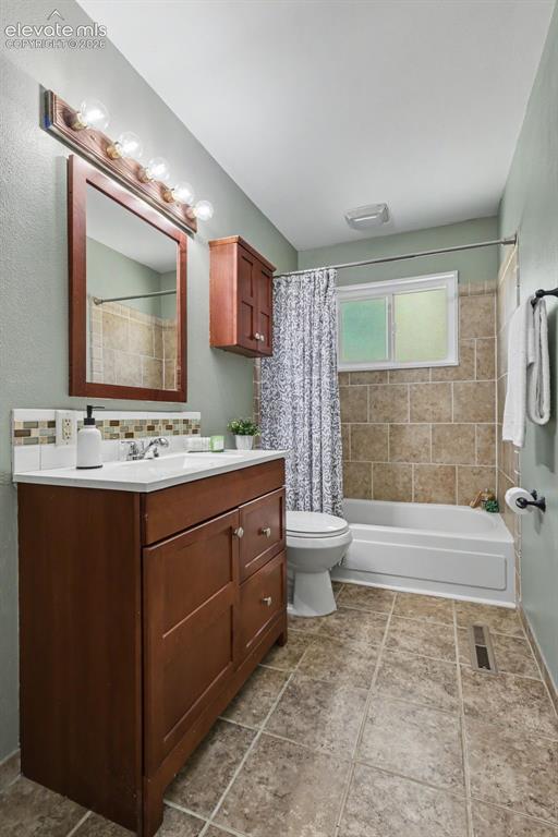 Image 29 of 36: Bathroom