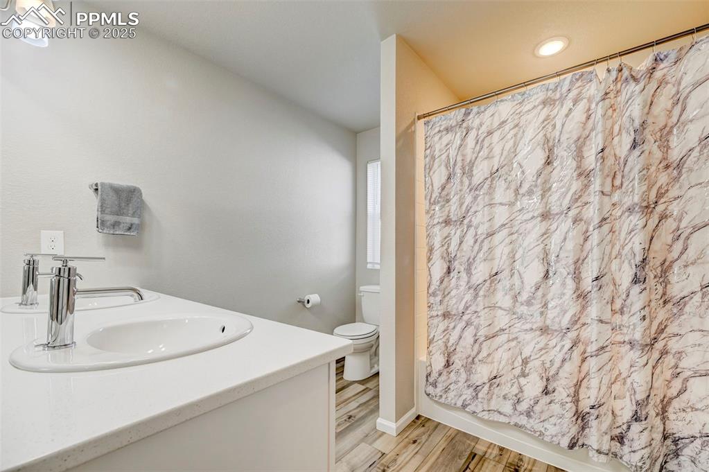 Image 20 of 22: Bathroom