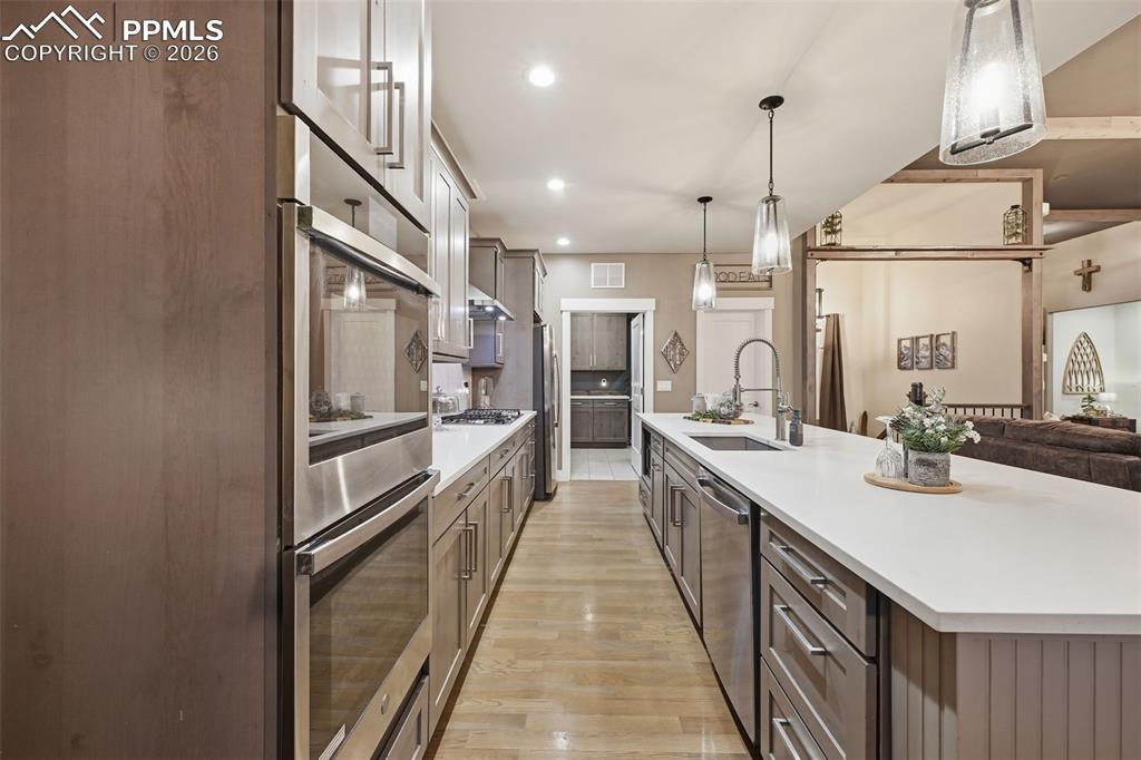 Image 15 of 50: Kitchen