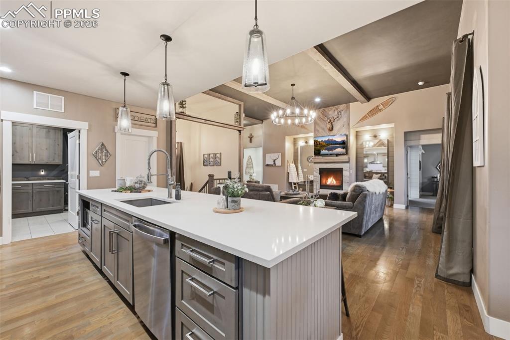 Image 16 of 50: Kitchen