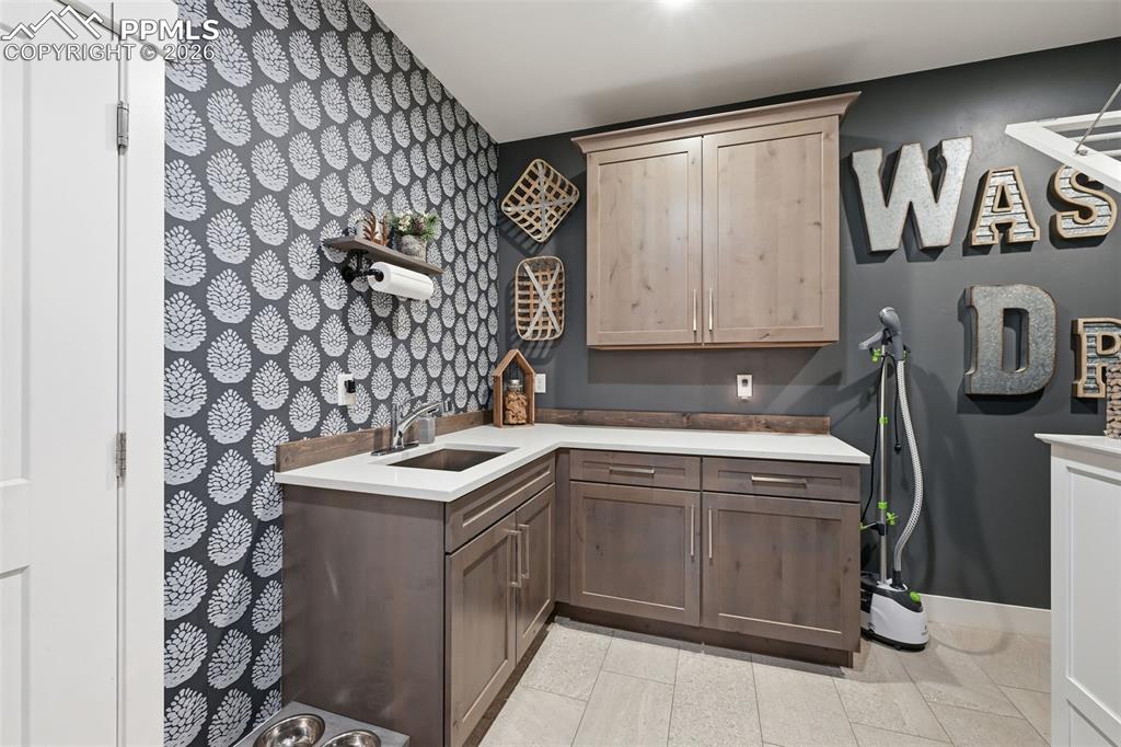 Image 20 of 50: Laundry