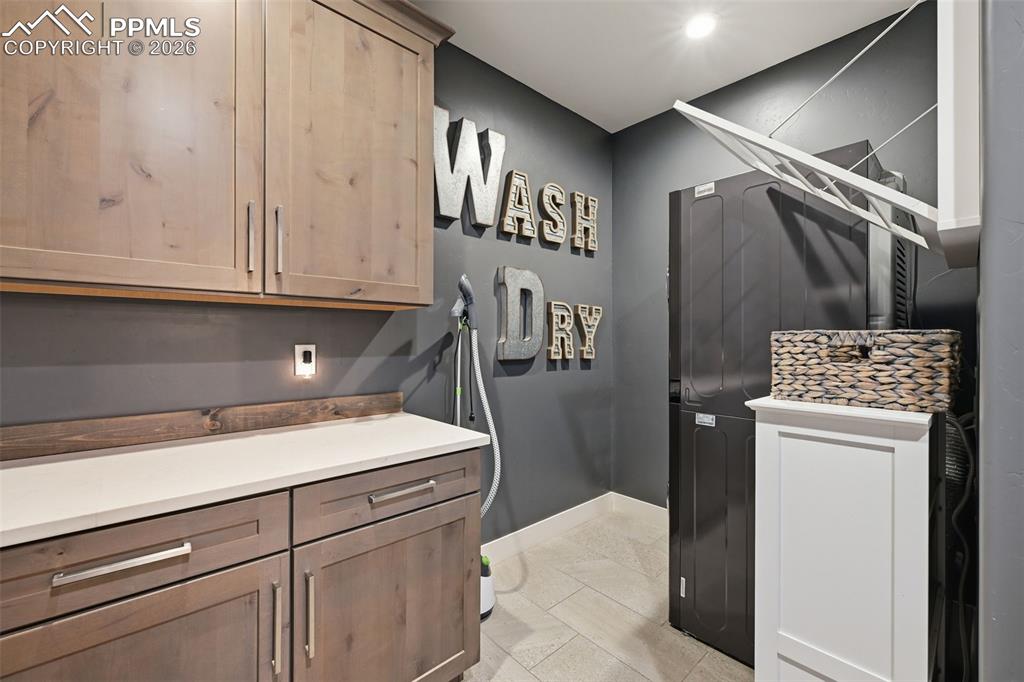 Image 21 of 50: Laundry