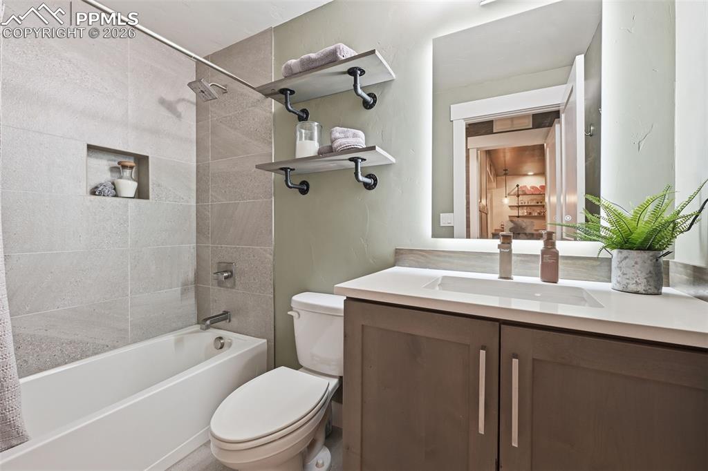 Image 41 of 50: Bathroom