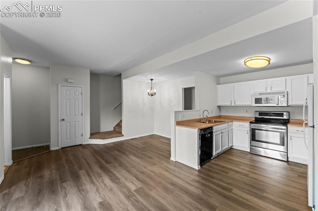 Image 10 of 31: Kitchen