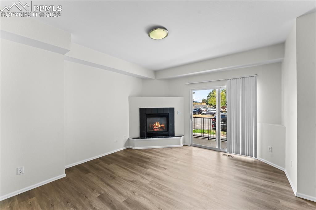 Image 14 of 31: Living Room