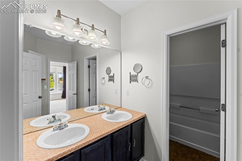 Image 17 of 31: Bathroom