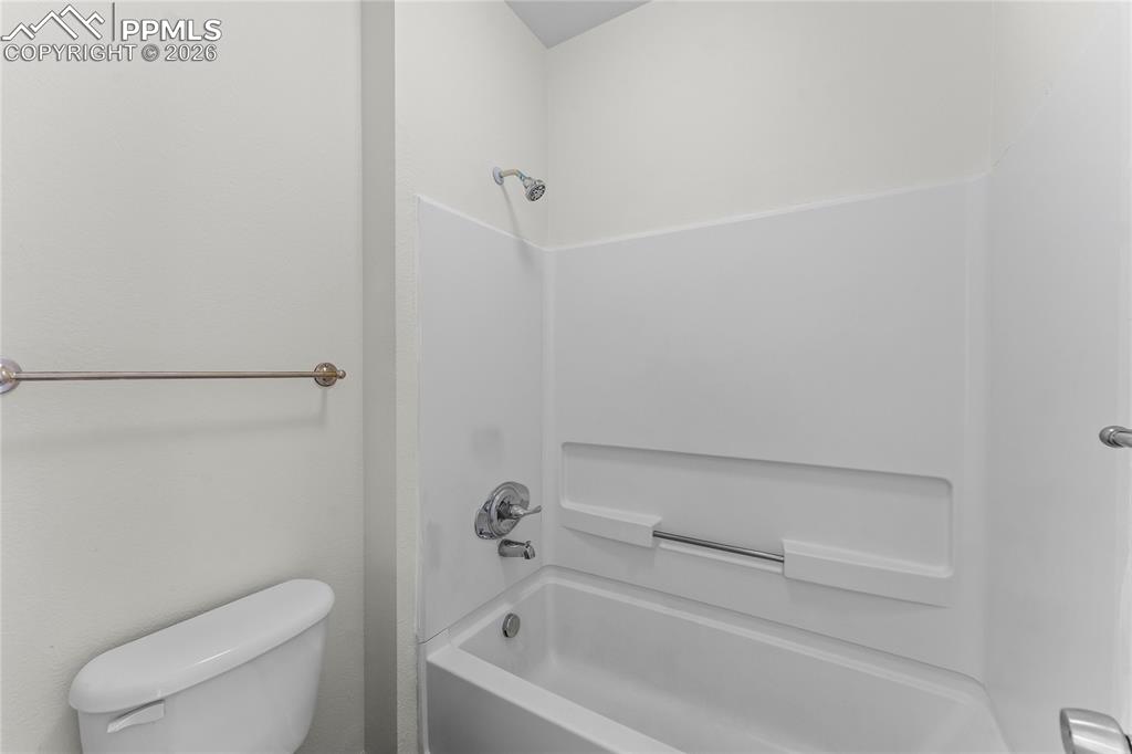Image 18 of 31: Bathroom
