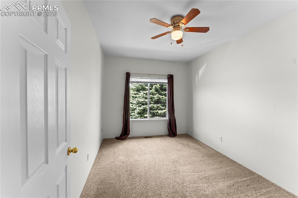 Image 19 of 31: Bedroom