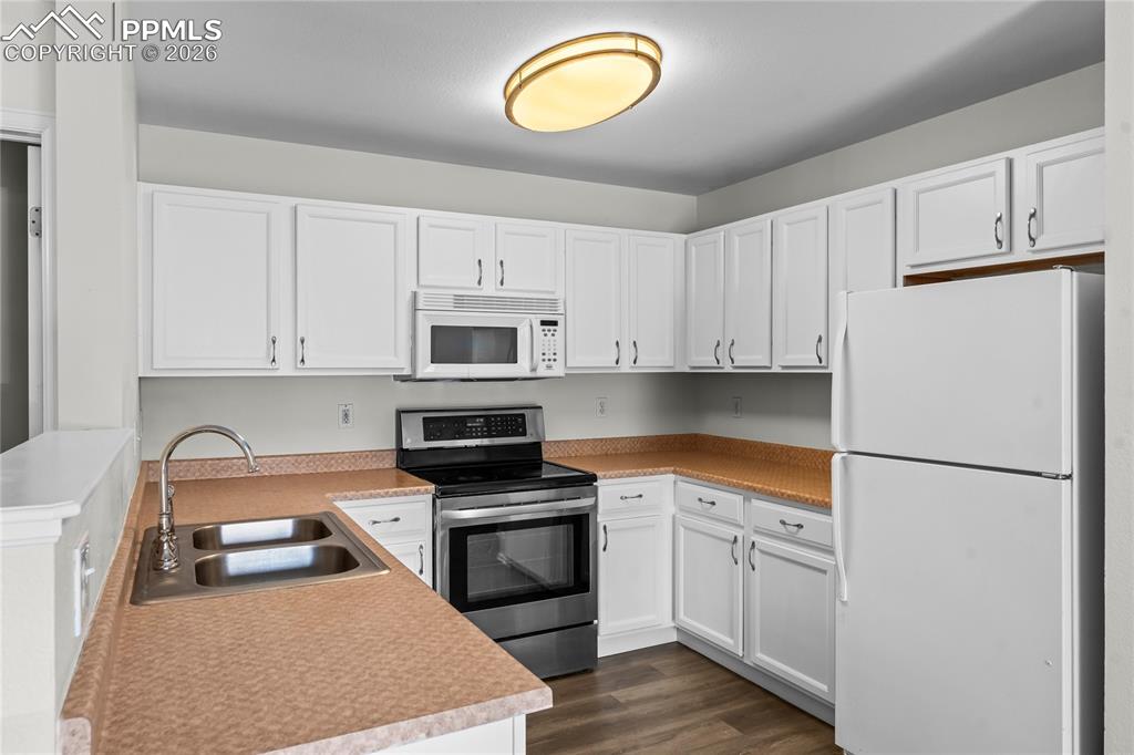 Image 8 of 31: Kitchen